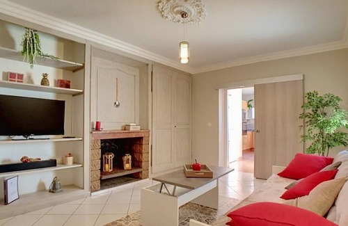 Pierre-Benite Apartment | Stop at M Cozy! Quality Comfort Simplicity!