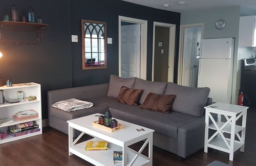 Venise-en-Quebec House | STOPOVER 336: Could not be closer to Champlain lake!