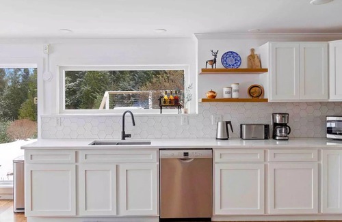 Morrisville Cabin | Stowe Retreat w/Hot Tub & Mountain Views - Close to Skiing & Family-friendly