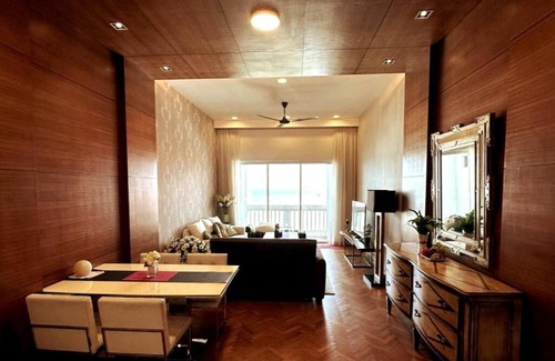Seri Tanjung Pinang Apartment | Straits Quay Highest & Spacious Seaview Suite - 2