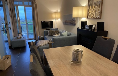 Wremen Apartment | Strandnahe Ferienwohnung mit Sauna, Strandkorb und Balkon mit Land- & Meerblick