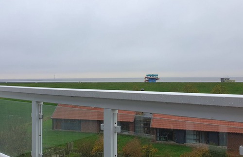Wremen Apartment | Strandnahe, Tolle 92 qm Dachgeschosswohnung mit Sauna, 2 Balkonen und Meerblick