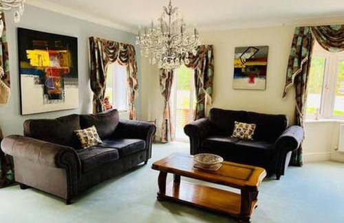 Wixford House | Stratford 4 BR Family Mansion with Pool, Gym BBQ