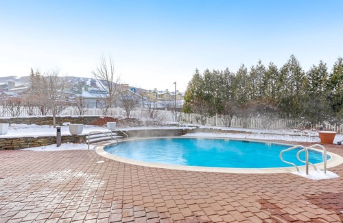 Stratton Mountain House | Stratton Mountain Condo with Shared Pool, Hot Tubs, and Sauna - Walk to Lifts