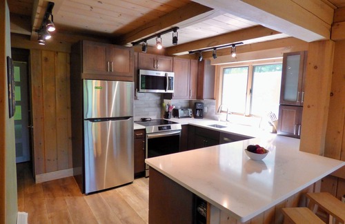 Stratton Mountain House | Stratton Mountain retreat with view, air conditioning and hot tub!