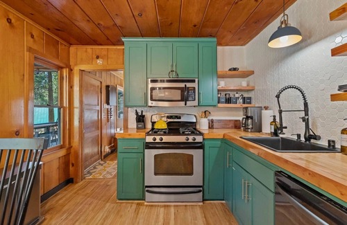 Strawberry House | Strawberry Cabin w/River View 10 min to Pinecrest