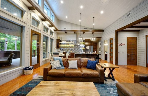 Hochatown House | Strawberry Wine-Pool Table,Swing Set,Hot Tub,EV Charger