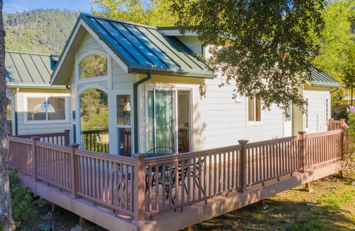 Big Bar Cottage | Strawhouse Resorts on the Beautiful Trinity River