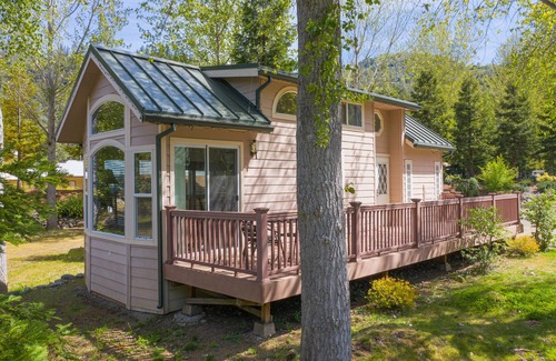 Big Bar Apartment | Strawhouse Resorts on the Beautiful Trinity River