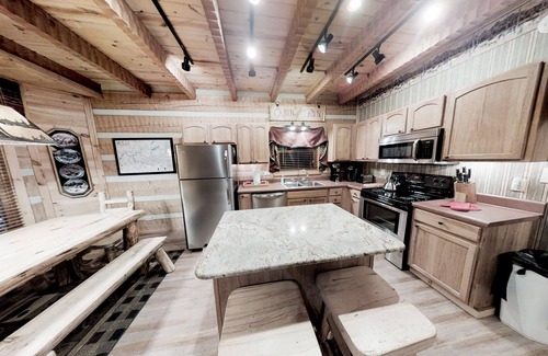 Gatlinburg - Pigeon Forge Cabin | Streamsong Secluded Creek View Cabin with Hot Tub and Pool Table