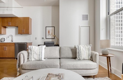 Streeterville Apartment | Streeterville 1br w pool roof gym nr lakefront CHI-827
