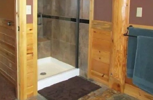Viola Apartment | Striking 620 sq. ft. private suite on the upper floor of an amazing modern log home.