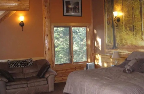 Viola Apartment | Striking 620 sq. ft. private suite on the upper floor of an amazing modern log home.