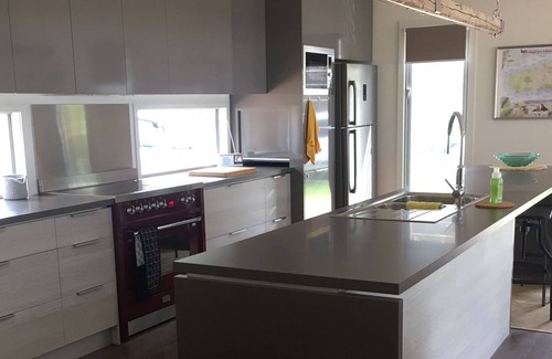 American River House | Stringy Bark, a Modern House with all the comforts!