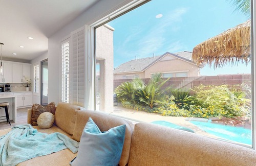 Summerlin South House | Strip view hot tub , BBQ back yard