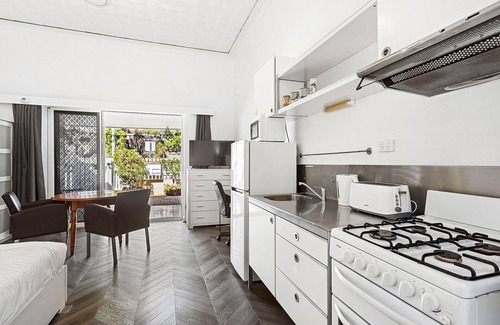 Fremantle Apartment | Stroll to Fremantle's Core: Studio Apartment