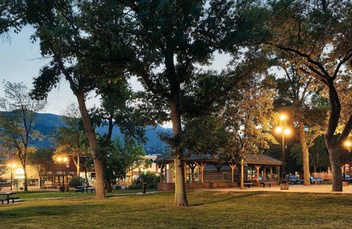 Colorado Springs House | Stroll to OCC ★ Spa-Like Shower ★ Clean ★ Comfy ★