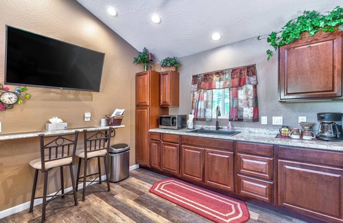 West Sedona House | Stroll to Red Rock trails w HOT TUB! Modern 1 Bd, W. Sedona