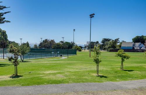 West Alameda House | Stroll to SF Bay Beaches! Cozy Home in Alameda