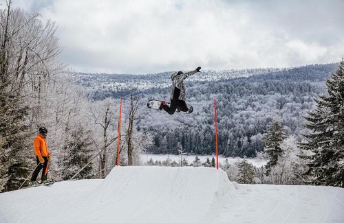 Snowshoe House | Stroll to Slopes, Village Area, Ski in-out MtLodge 157