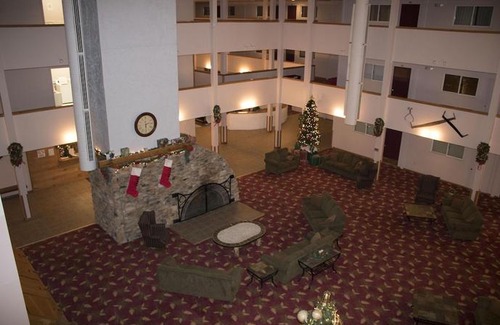Snowshoe Apartment | Stroll to Slopes, Village Area, Ski in-out MtLodge 151