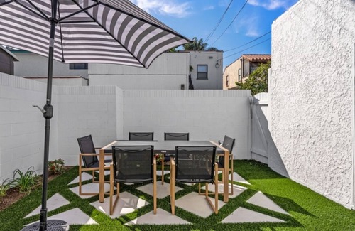 Belmont Shore House | Stroll To The Ocean and 2nd Street in Belmont Shores