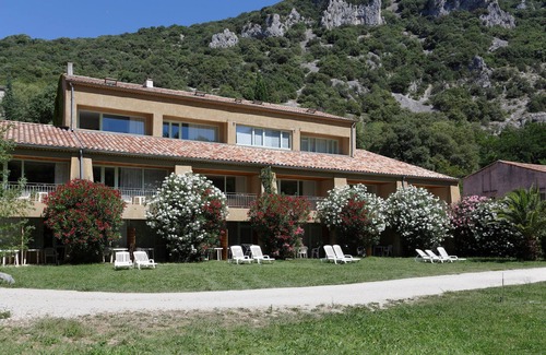 Vallon-Pont-d'Arc Apartment | STU au calme, Terrasse + Navettes à proximité