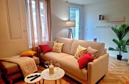 Montpon-Menesterol Apartment | Studio 1 Sofa no Bedroom