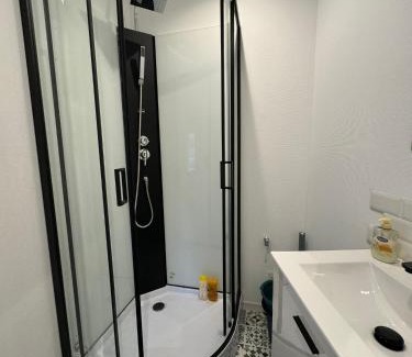 Mayenne Apartment | Studio 2ème étage - Centre-ville - Local vélos disponible