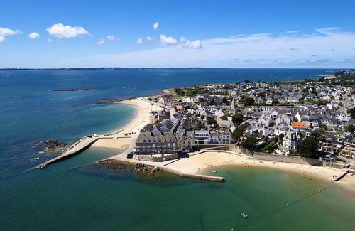 Larmor-Plage Apartment | STUDIO 2 PERS. 25 m2 with terrace not overlooked, near beaches, port and village.