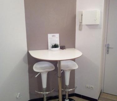 Ville Haute Apartment | Studio 2 pers en vieille ville parking gratuit - by La Source d'OrFée