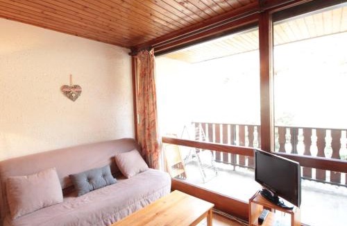 Les Carroz-d'Araches Apartment | Studio 4 pers, centre village, 450m télécabine, balcon, casier à skis, animaux acceptés - FR-1-572-211