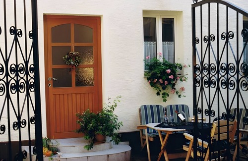 Old Town Apartment | Studio '4' with Shared Terrace