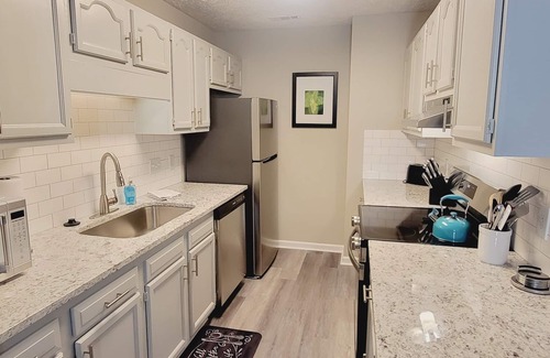 Pine Forest Apartment | Studio 409 ~ Self Check-in, Fast Wifi