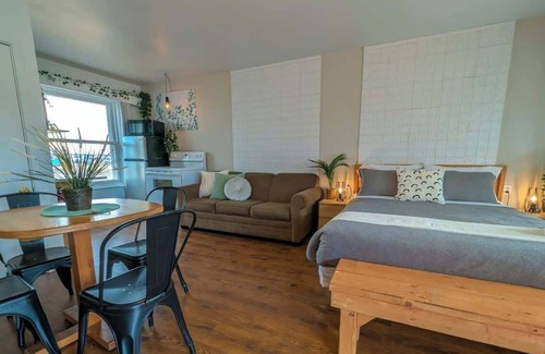 Ste Anne de Beaupre Apartment | Studio 5 | 2 Min Waterfront | BBQ & Fireplace