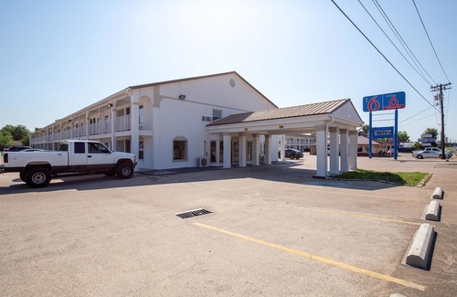Bryan Hotel | Studio 6 Bryan, TX - University Area