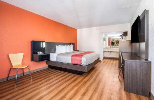 Florence Hotel | Studio 6 Florence, SC