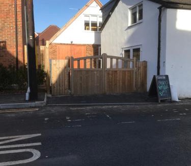Pewsey Apartment | Studio above Worlds End microbrewery and behind the Crown Inn Pewsey