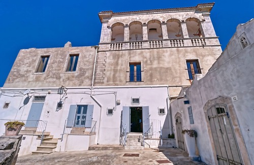 Monte Sant'Angelo Apartment | Studio 'Al Torrione 2' with Sea View and Air Conditioning