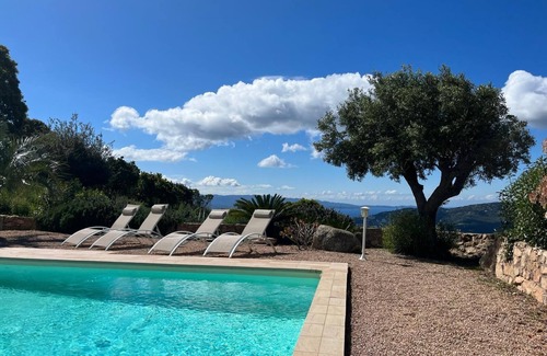 Alata Apartment | Studio "Albitru" avec piscine & vue sur la baie d'Ajaccio !