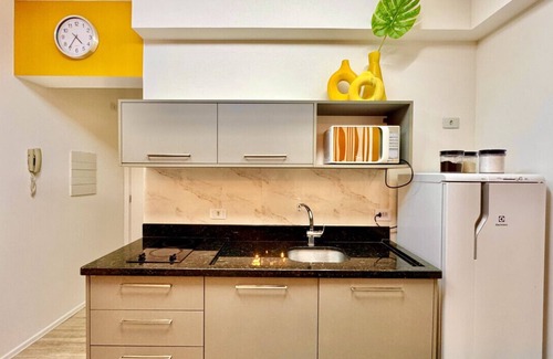 Matriz Apartment | Studio Amarelo, com ar e garagem ao lado shopping.