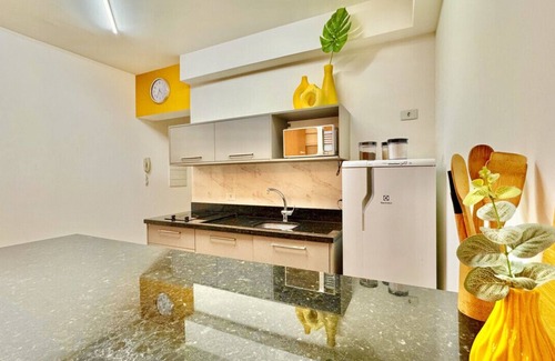 Matriz Apartment | Studio Amarelo, com ar e garagem ao lado shopping.