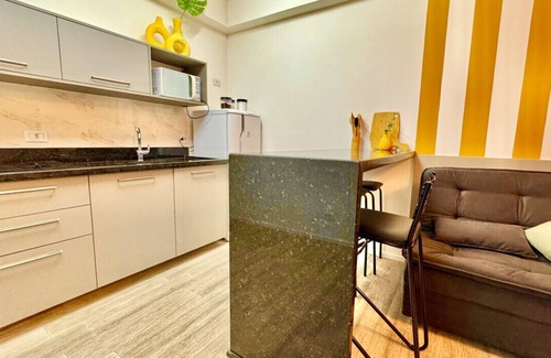 Matriz Apartment | Studio Amarelo, com ar e garagem ao lado shopping.