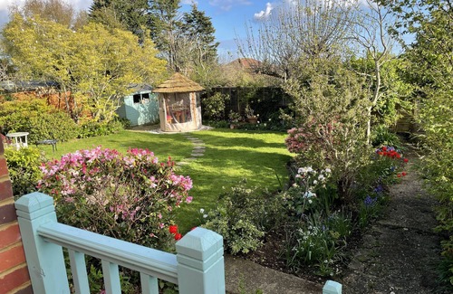 Worthing Apartment | Studio Annie is the Most Relaxing Place to Stay With Free off Road Parking