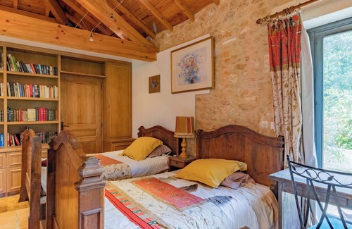 Saint-Amand-de-Vergt Apartment | Studio Apartment 'Grand Gîte Croix Du Sud' with Shared Pool, Shared Terrace and Wi-Fi