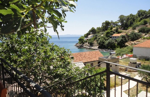 Gdinj Apartment | Studio apartment with terrace and sea view,30m distant from the beach!