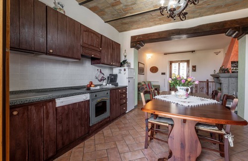 Castel del Piano Apartment | Studio Apartment 'Il Bosco' with Shared Terrace, Shared Garden and Wi-Fi