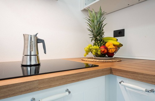 Villa San Pietro Apartment | Studio Apartment 'Villa Erica Appartamento Lesley' with Mountain View, Wi-Fi and Air Conditioning