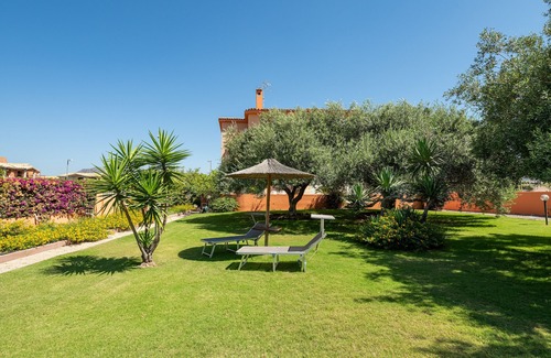 Villa San Pietro Apartment | Studio Apartment 'Villa Erica Appartamento Lesley' with Mountain View, Wi-Fi and Air Conditioning
