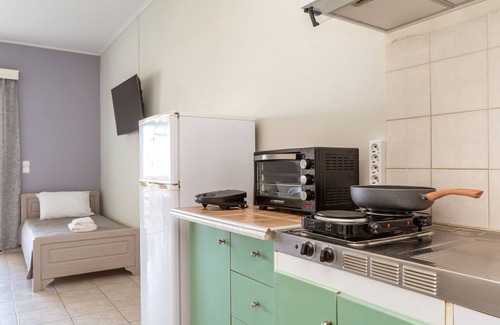 Kiparissia Apartment | Studio Apartment '1' with Private Terrace, Wi-Fi and Air Conditioning